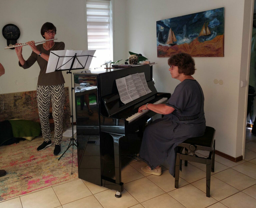 Anneke in het Alphens fluit-piano duo tijdens Gluren bij de Buren 2022