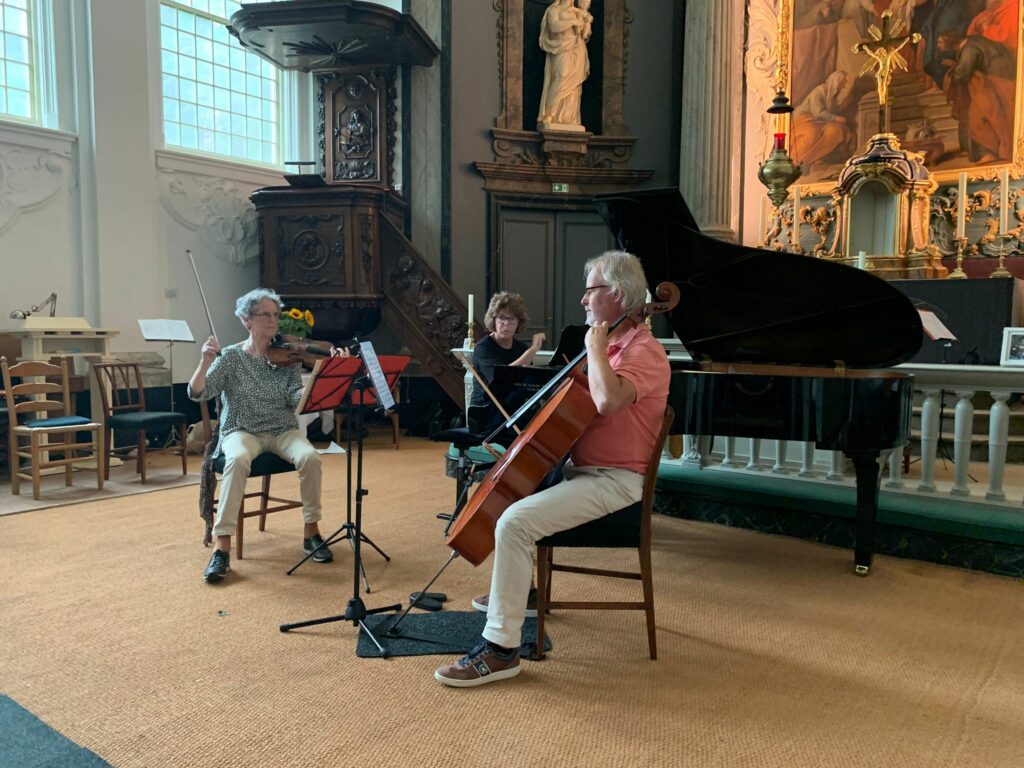 Slotuitvoering Dumky-trio met Godelieve en Hans in de Oud-katholieke kerk in Delft